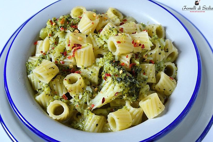 Pasta con sparacelli (broccoletti) e acciughe salate ...